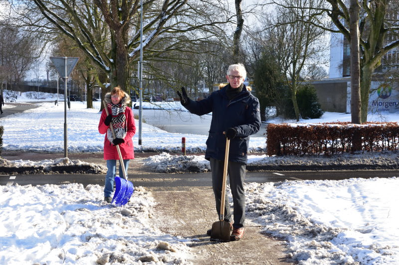 Jan van de Kolk maakt met zijn Vrouw  Verkeersweg sneeuwvrij Anders in sneeuw 786hardewrijk 2021